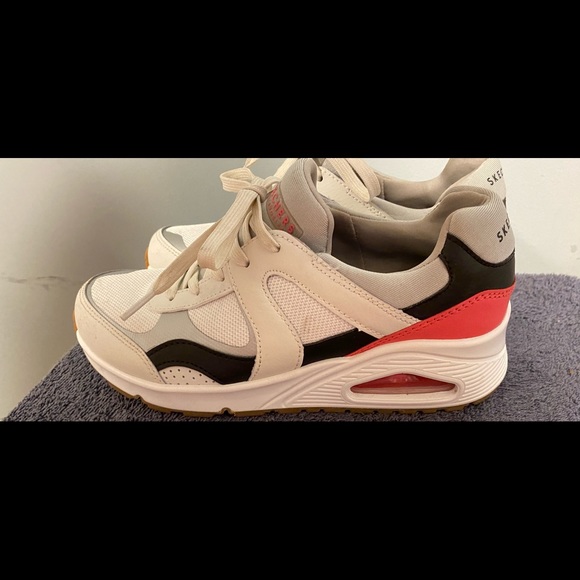 WOMENS VERY COMFY SKETCHERS HAVE BEEN WORN A FEW - Picture 3 of 5